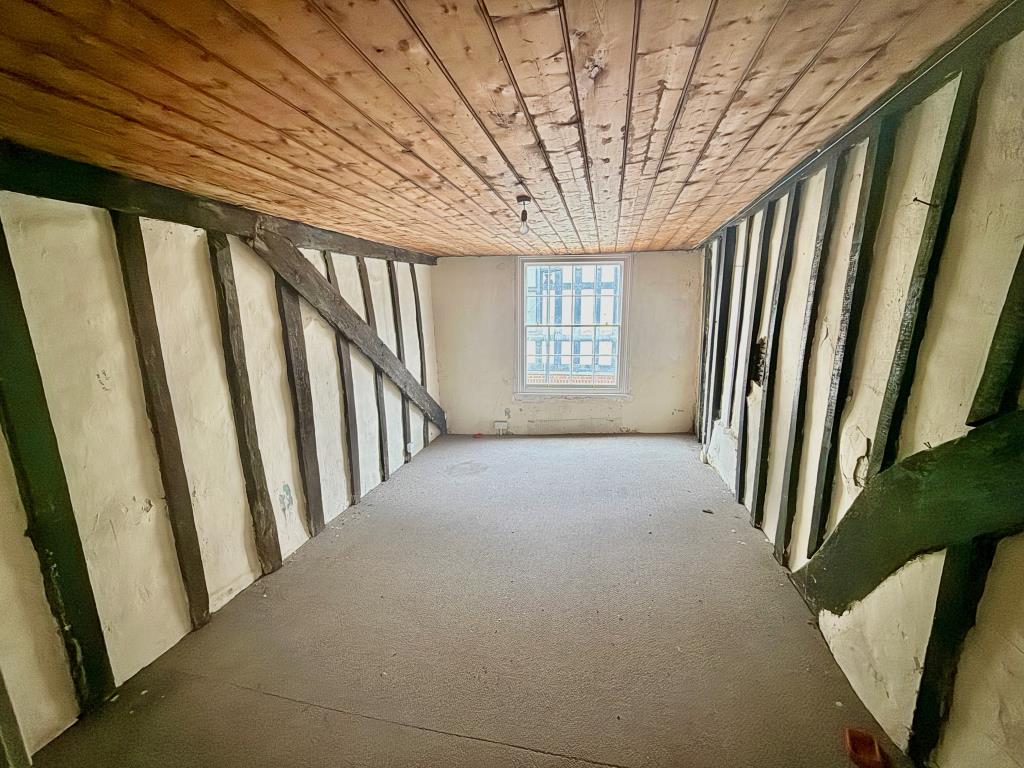 Lot: 31 - UPPER PARTS WITH POTENTIAL AND LARGE HARDSTANDING TO REAR - Third floor room two